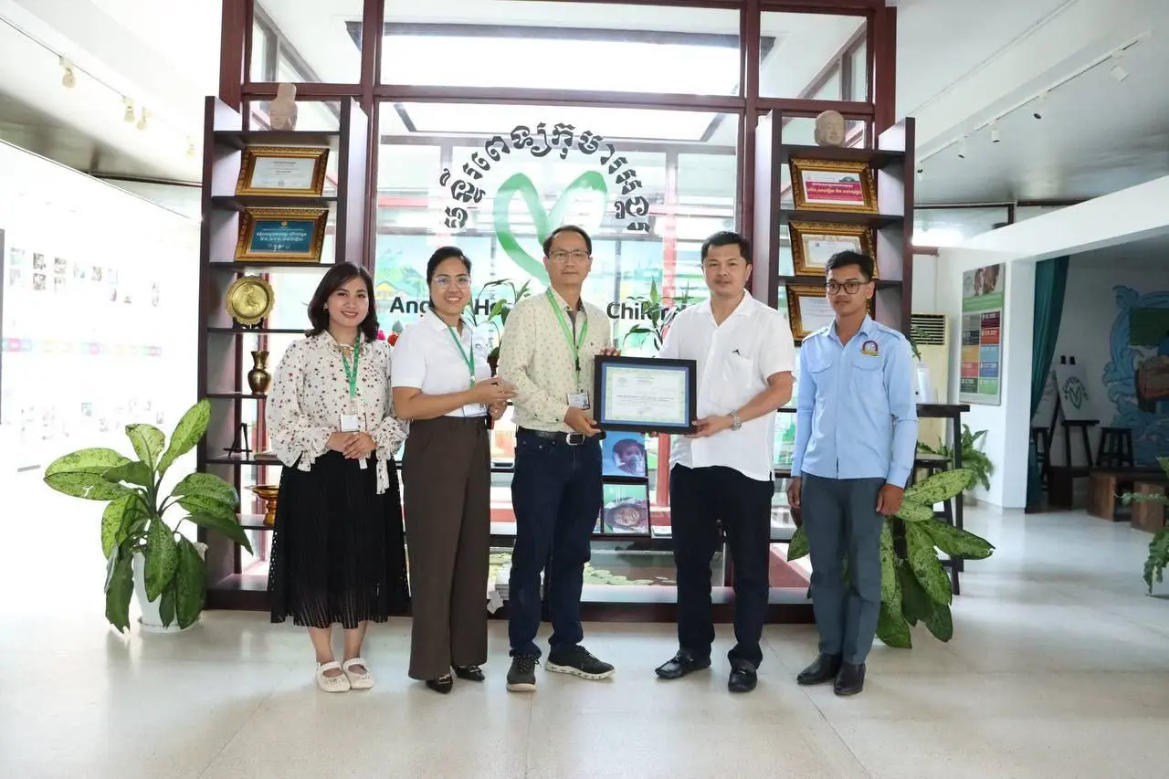 ឯកឧត្តម ហ៊ឺ វីរៈ តំណាងដ៏ខ្ពង់ខ្ពស់លោកជំទាវបណ្ឌិតសភាចារ្យ ភឿង សកុណា អញ្ជេីញប្រគល់ថវិកាសប្បុរសជនជូនដល់មន្ទីរពេទ្យកុមារអង្គរ ខេត្តសៀមរាប