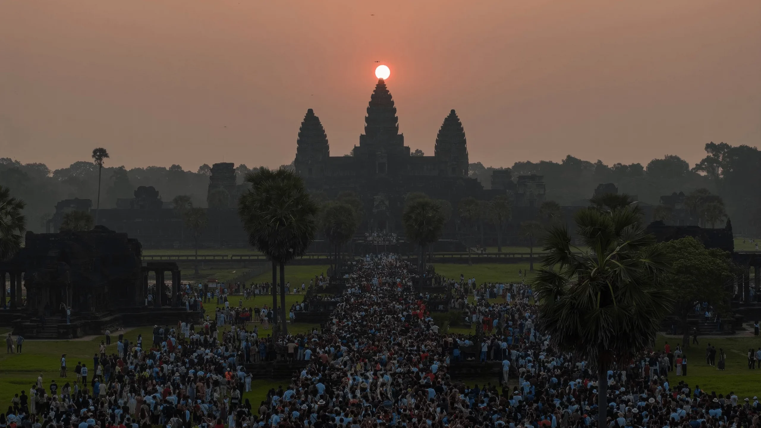 អស្ចារ្យសមរាត្រីអង្គរ! ទេសចរជាង៣ម៉ឺននាក់ មកផ្ដិតយកទិដ្ឋភាពថ្ងៃរះចំកំពូលប្រាសាទ