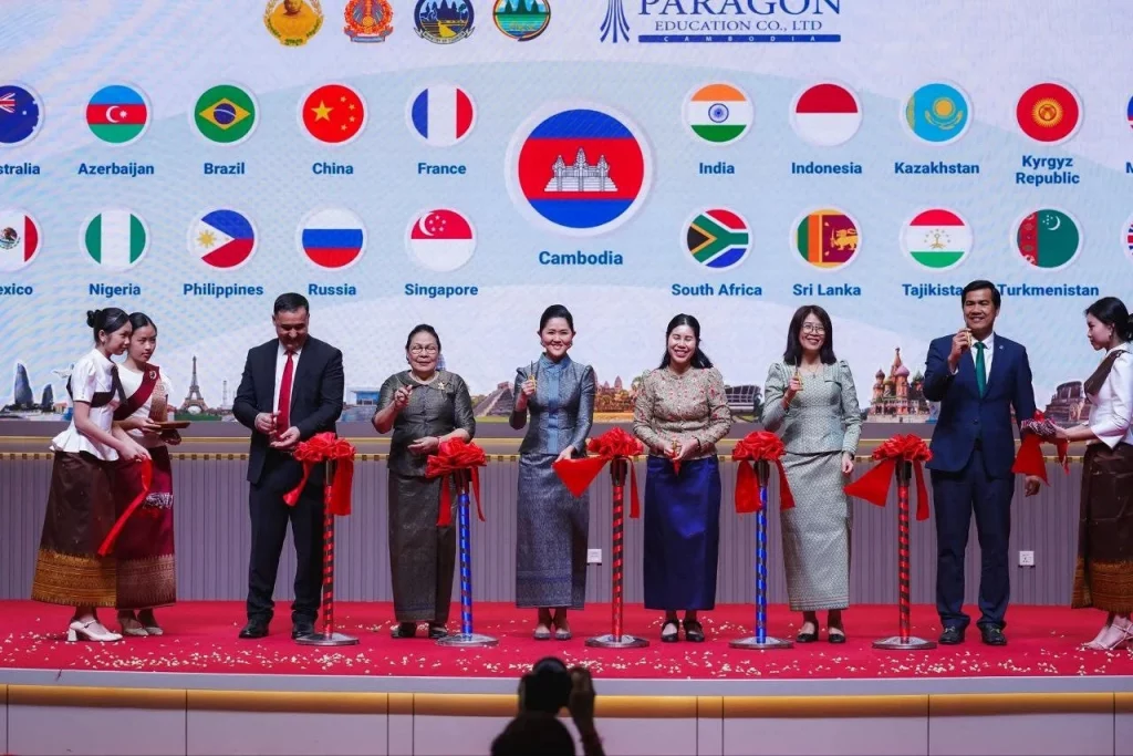 លោកជំទាវ ប៉ែន មុនីមករា រដ្ឋលេខាធិការ តំណាងដ៏ខ្ពង់ខ្ពស់លោកជំទាវបណ្ឌិតសភាចារ្យរដ្ឋមន្ត្រីក្រសួងវប្បធម៌ និងវិចិត្រសិល្បៈ អញ្ជើញជាអធិបតីក្នុងពិធីបើក “មហោស្រព វប្បធម៌អន្តរជាតិកម្ពុជា ឆ្នាំ ២០២៦”