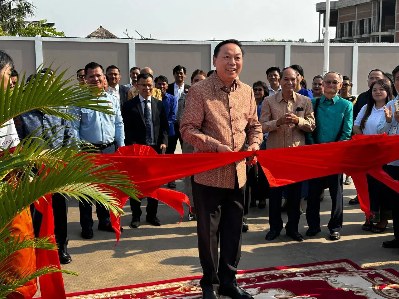 ឯកឧត្តម ហាប់ ទូច តំណាងដ៏ខ្ពង់ខ្ពស់លោកជំទាវបណ្ឌិតសភាចារ្យ ភឿង សកុណា រដ្ឋមន្រី្តក្រសួងវប្បធម៌និងវិចិត្រសិល្បៈ អញ្ជើញជាអធិបតីក្នុងពិធីបើកសម្ពោធពិព័រណ៍ទេពកោសល្យ និងស្នាដៃនិស្សិតសាលារចនា លើកទី៩ ក្រោមប្រធានបទ “អនុស្សាវរីយ៍”