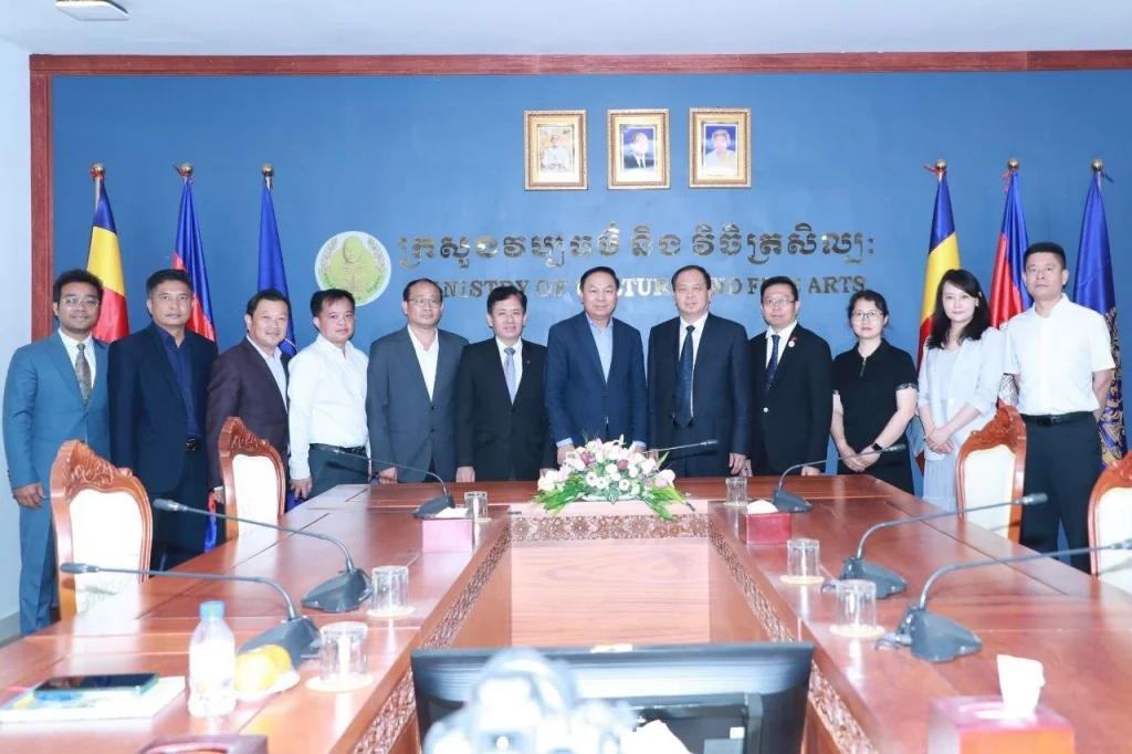 ឯកឧត្តម ហាប់ ទូច រដ្ឋលេខាធិការប្រចាំការ ទទួលជួបលោកសាស្ត្រាចារ្យបណ្ឌិត ស៊ី អ៉ីនគ័រលេខាបក្សសាលាឡាយអ៊ូបណ្តុះបណ្តាលវិជ្ជាជីវៈ និងបច្ចេកទេស